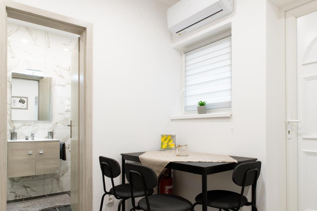The Central Border Premium Apartment Štúrovo Esterno foto